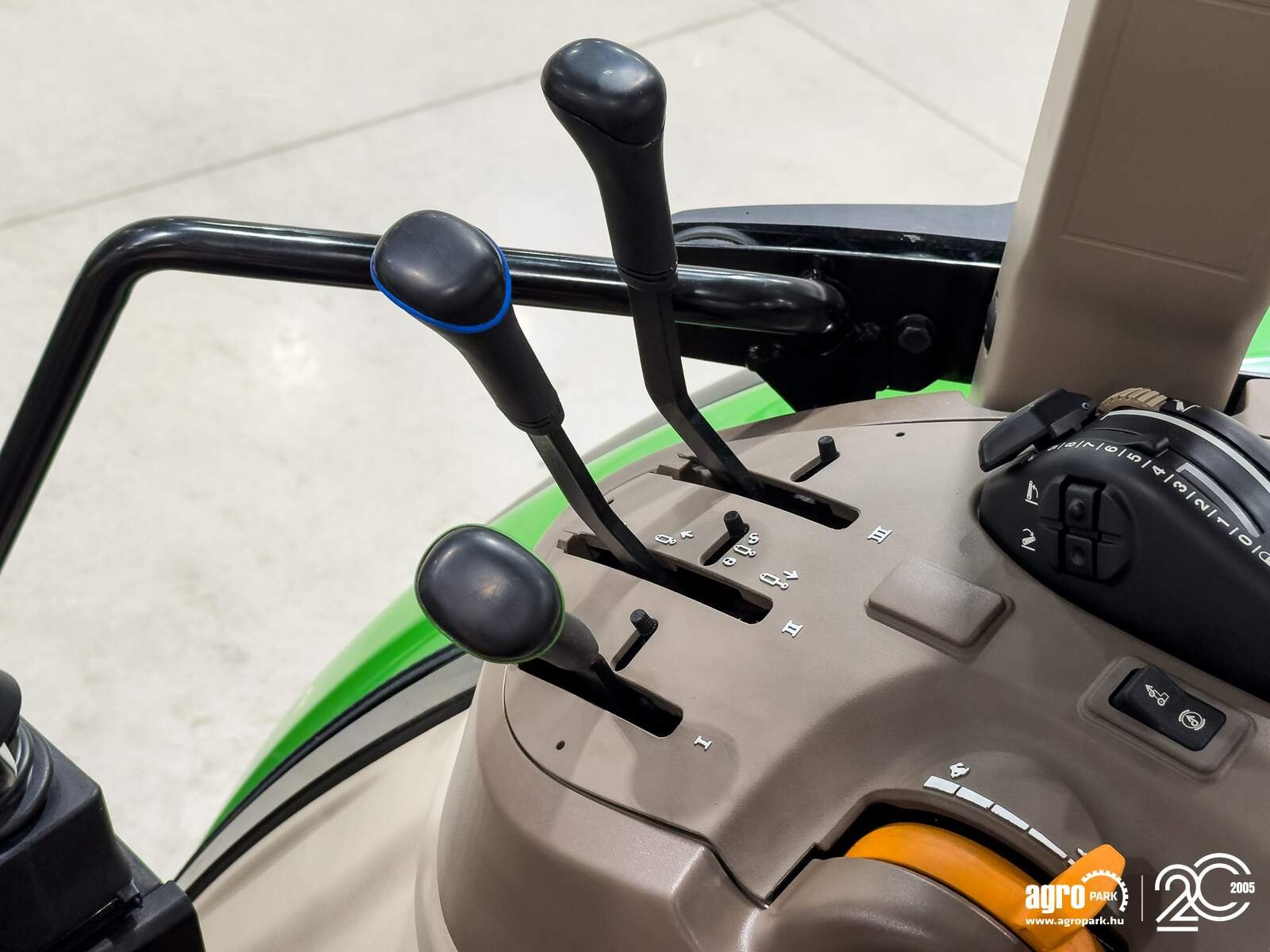 Traktor des Typs John Deere 5100M 32/16 Hi-Lo 40 km/h, EHC, 3 pair of SCVs, air con, air brakes, Gebrauchtmaschine in Csengele (Bild 16)