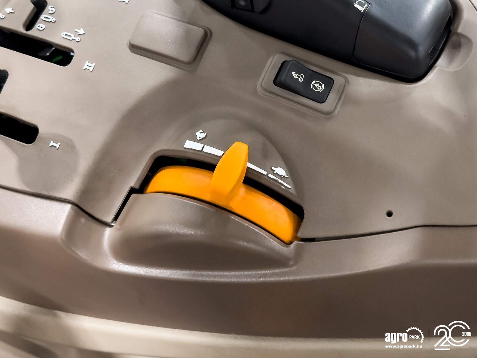 Traktor des Typs John Deere 5100M 32/16 Hi-Lo 40 km/h, EHC, 3 pair of SCVs, air con, air brakes, Gebrauchtmaschine in Csengele (Bild 18)