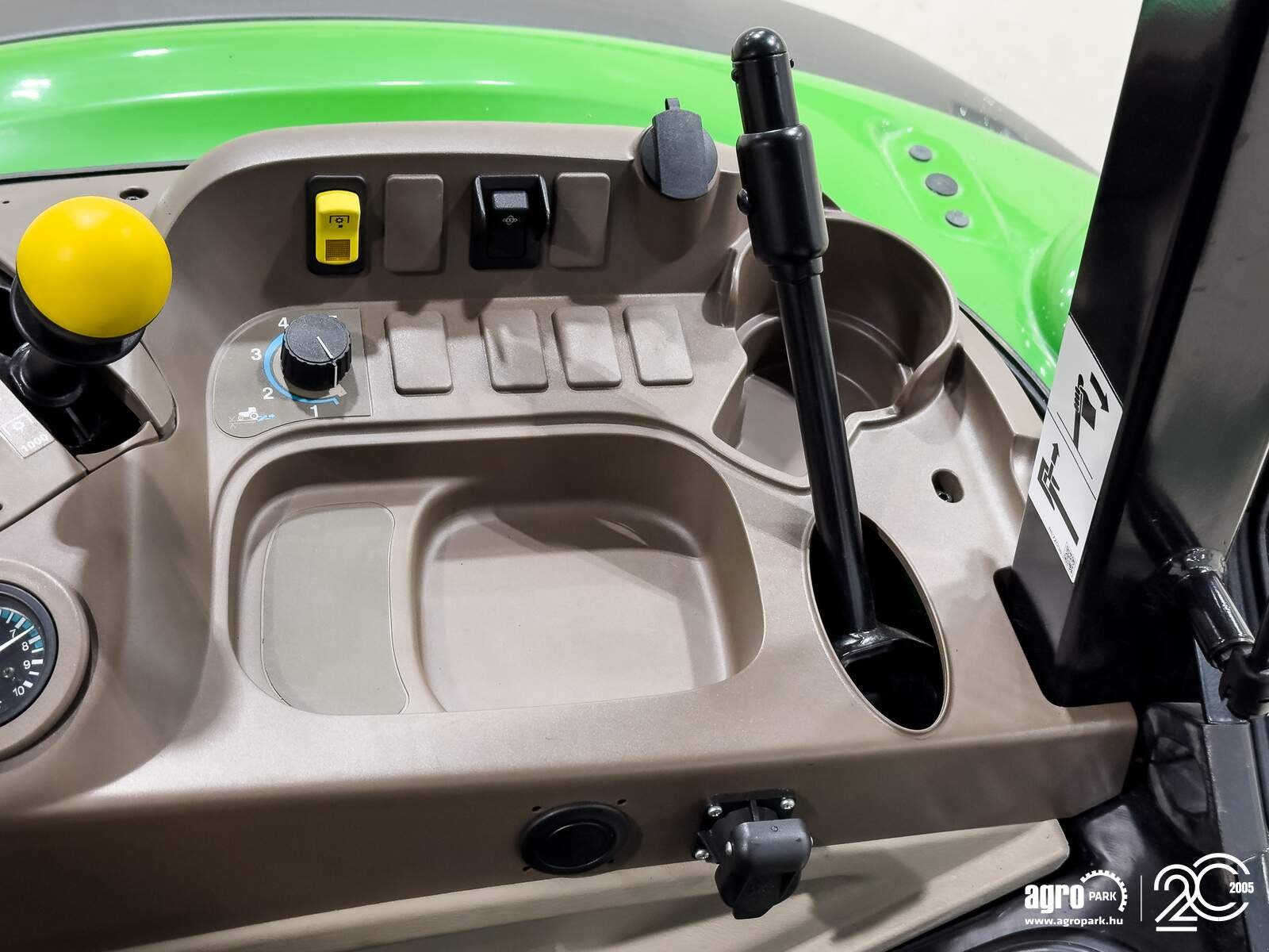 Traktor des Typs John Deere 5100M 32/16 Hi-Lo 40 km/h, EHC, 3 pair of SCVs, air con, air brakes, Gebrauchtmaschine in Csengele (Bild 20)