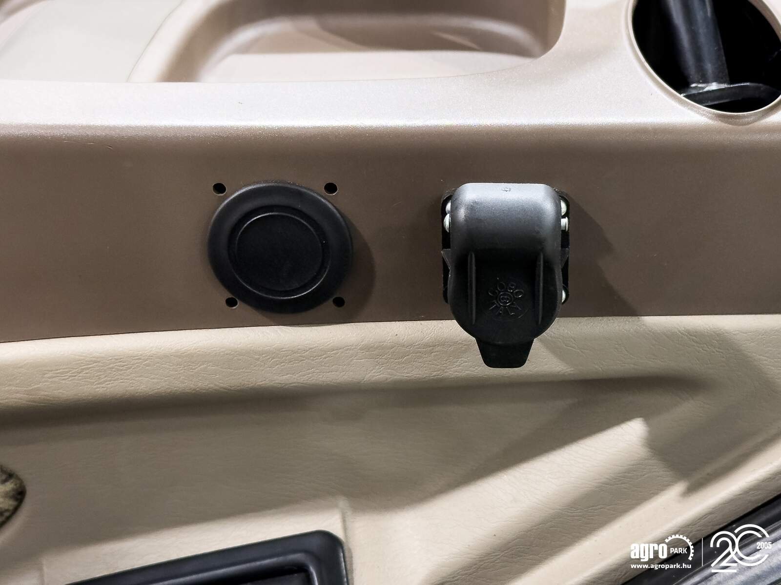 Traktor des Typs John Deere 5100M 32/16 Hi-Lo 40 km/h, EHC, 3 pair of SCVs, air con, air brakes, Gebrauchtmaschine in Csengele (Bild 21)