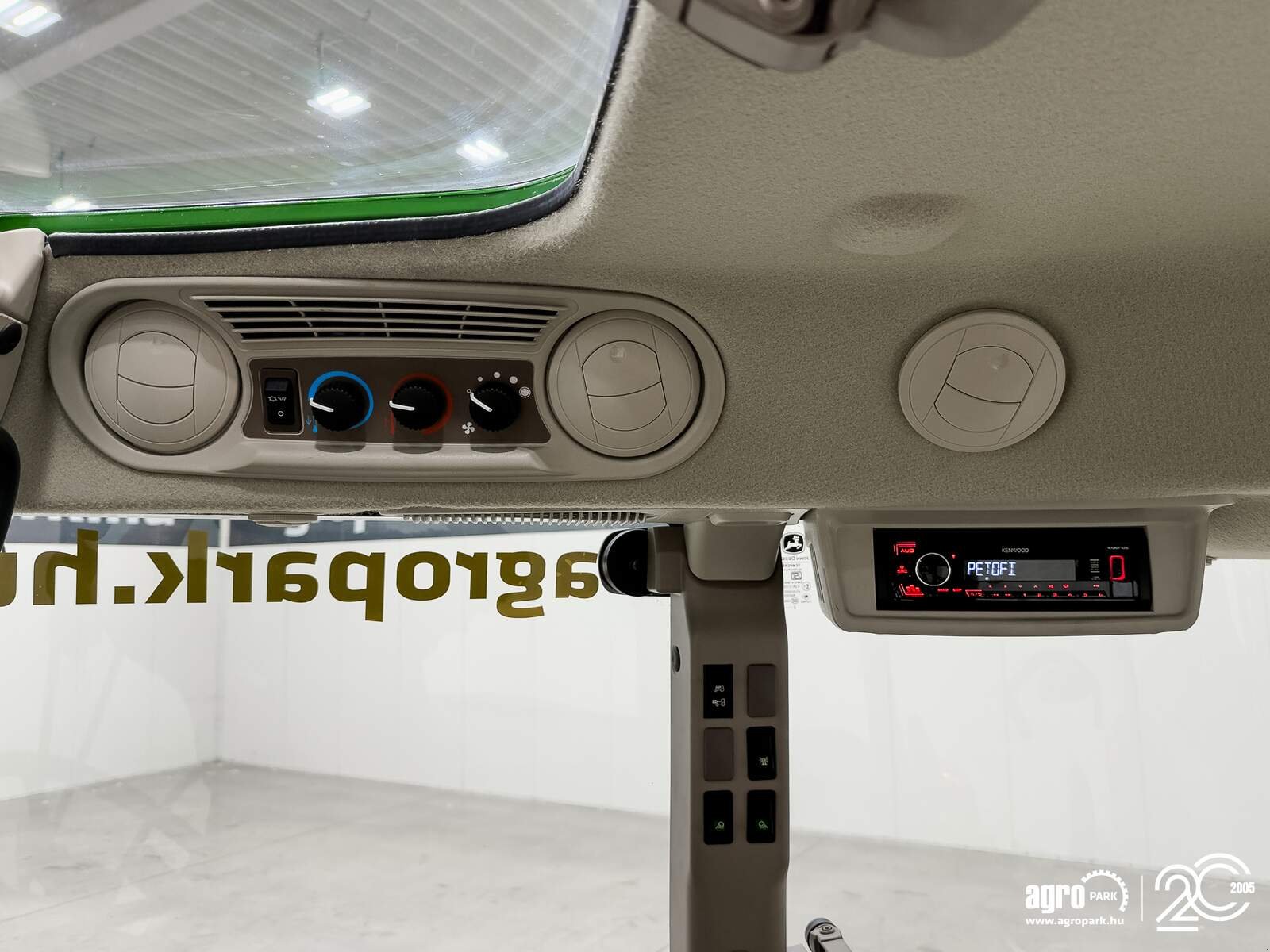 Traktor des Typs John Deere 5100M 32/16 Hi-Lo 40 km/h, EHC, 3 pair of SCVs, air con, air brakes, Gebrauchtmaschine in Csengele (Bild 22)