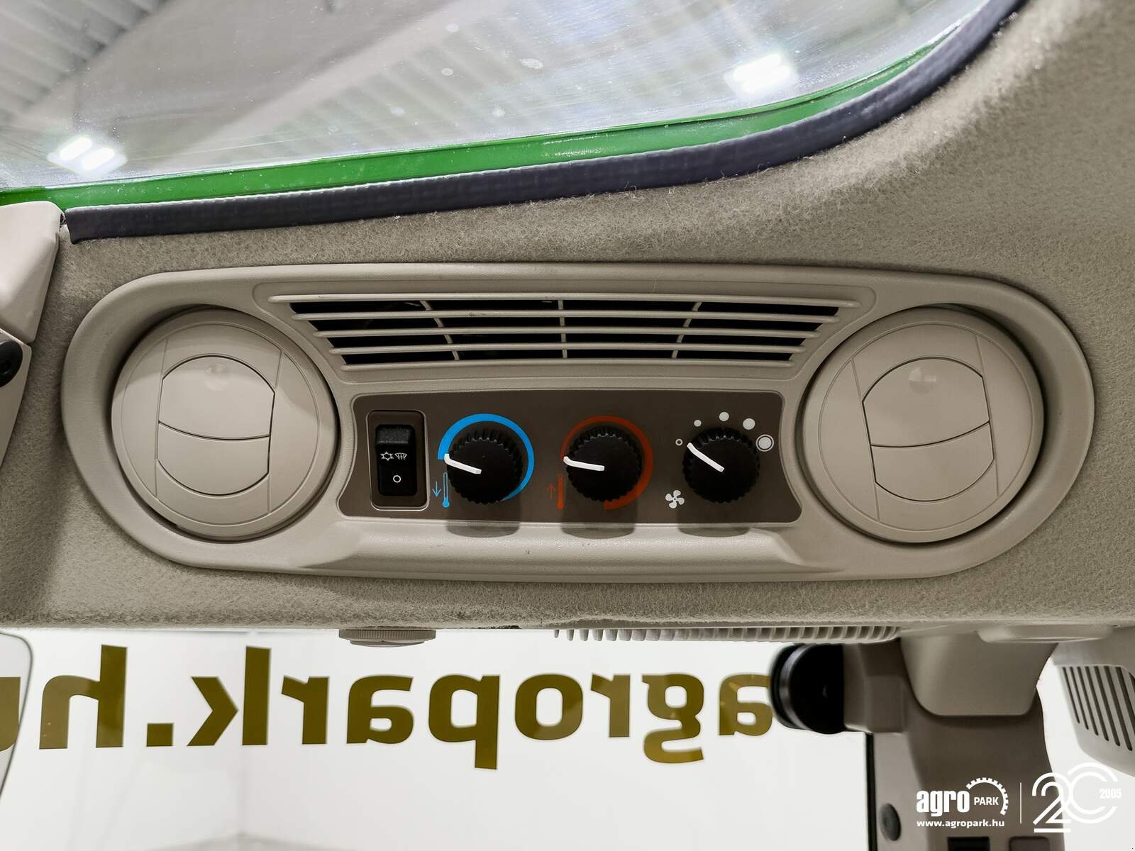 Traktor des Typs John Deere 5100M 32/16 Hi-Lo 40 km/h, EHC, 3 pair of SCVs, air con, air brakes, Gebrauchtmaschine in Csengele (Bild 23)