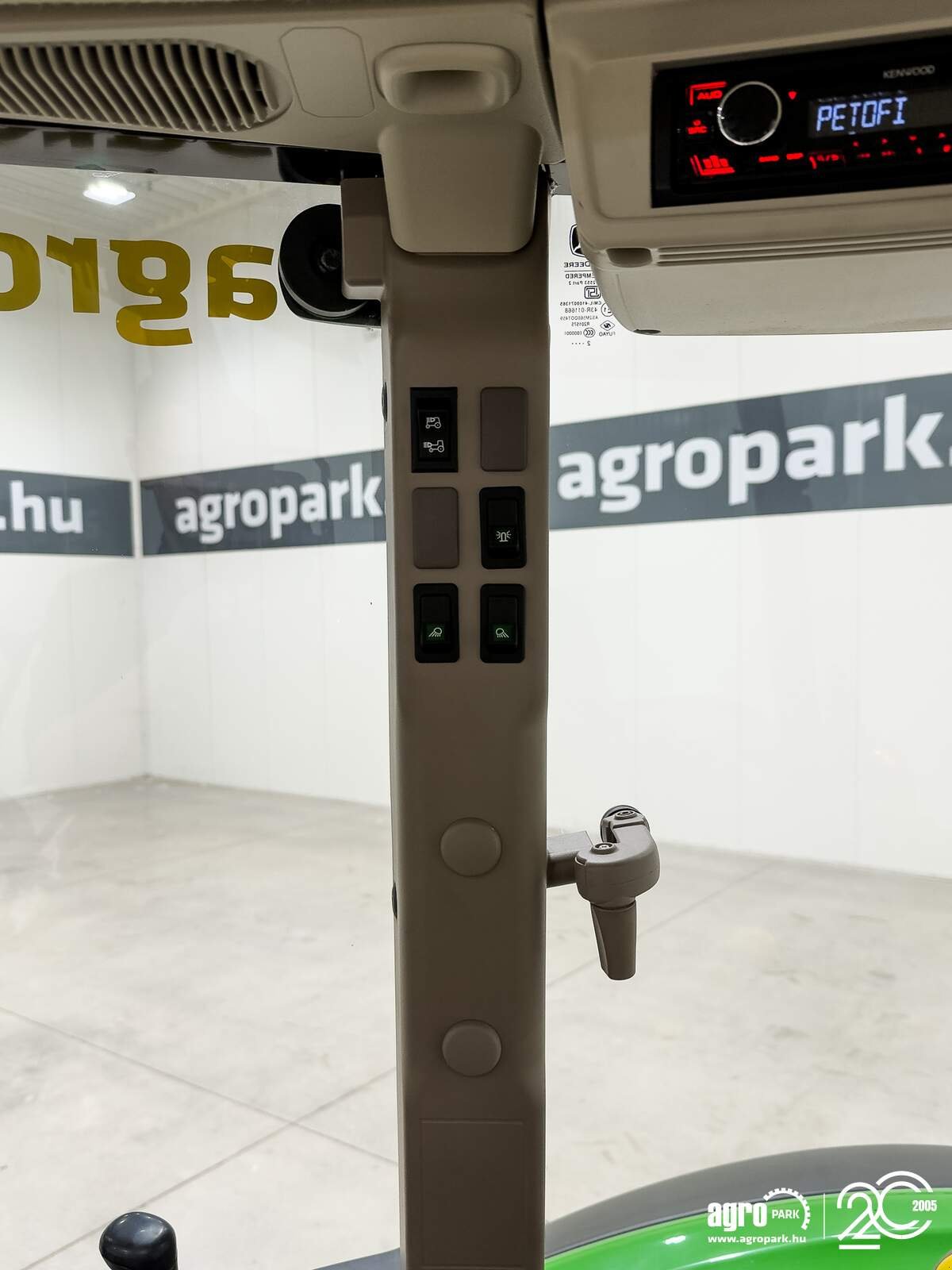 Traktor des Typs John Deere 5100M 32/16 Hi-Lo 40 km/h, EHC, 3 pair of SCVs, air con, air brakes, Gebrauchtmaschine in Csengele (Bild 25)