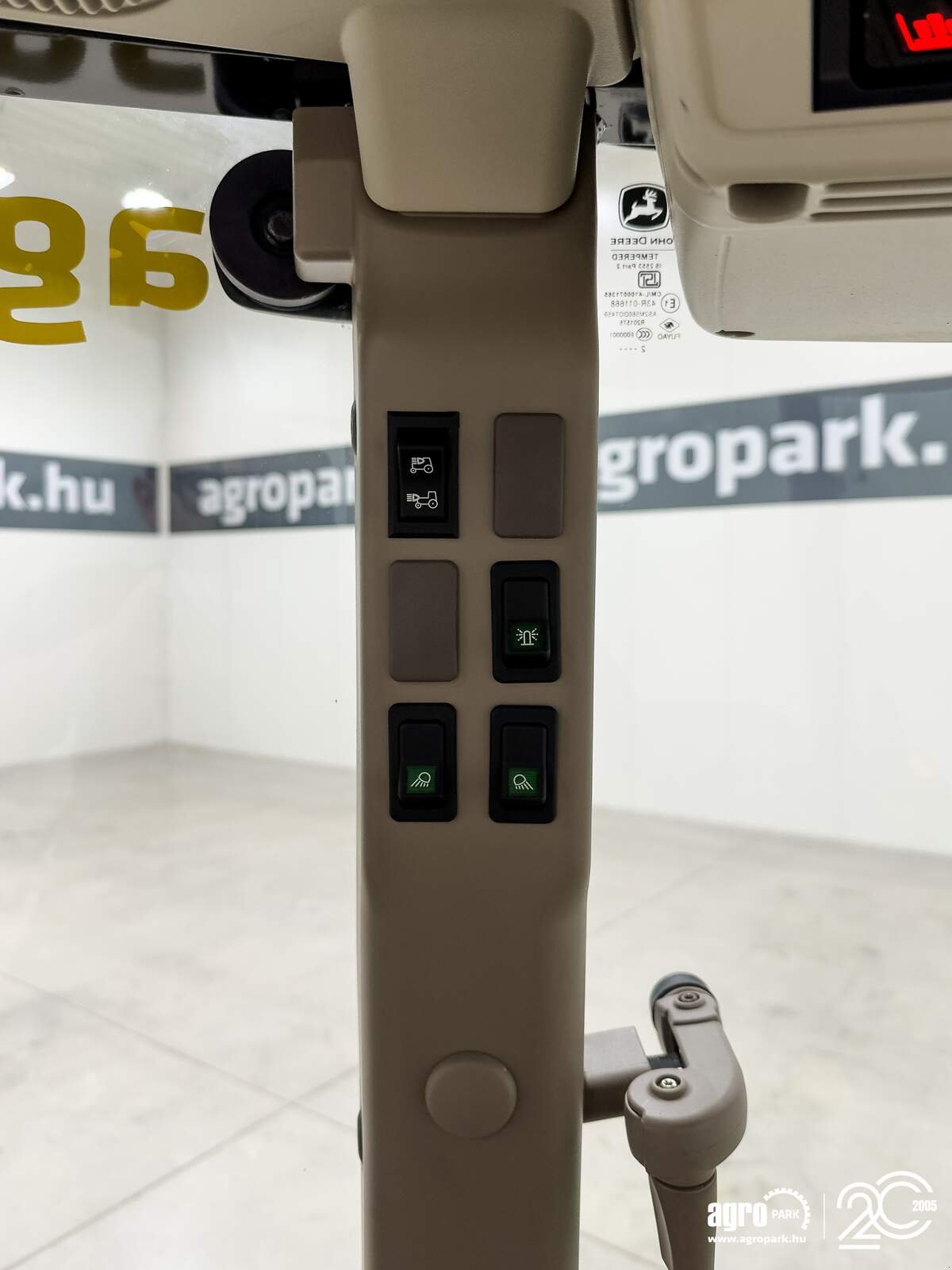 Traktor des Typs John Deere 5100M 32/16 Hi-Lo 40 km/h, EHC, 3 pair of SCVs, air con, air brakes, Gebrauchtmaschine in Csengele (Bild 26)