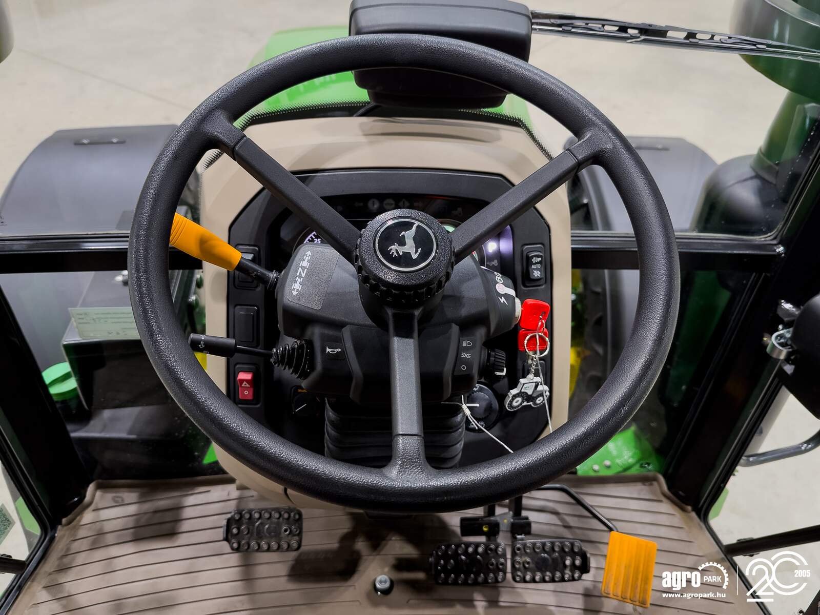 Traktor des Typs John Deere 5100M 32/16 Hi-Lo 40 km/h, EHC, 3 pair of SCVs, air con, air brakes, Gebrauchtmaschine in Csengele (Bild 27)