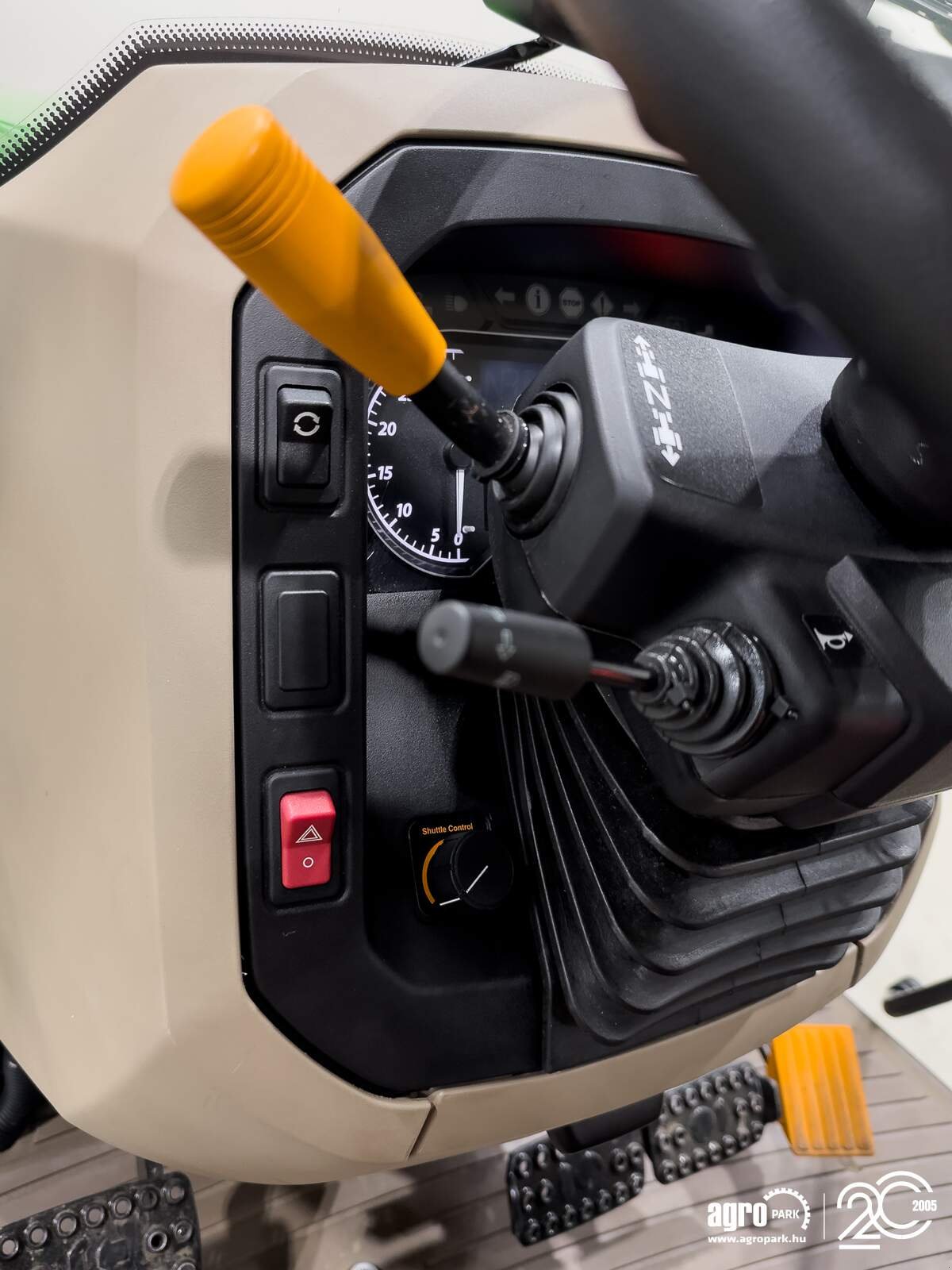 Traktor des Typs John Deere 5100M 32/16 Hi-Lo 40 km/h, EHC, 3 pair of SCVs, air con, air brakes, Gebrauchtmaschine in Csengele (Bild 28)