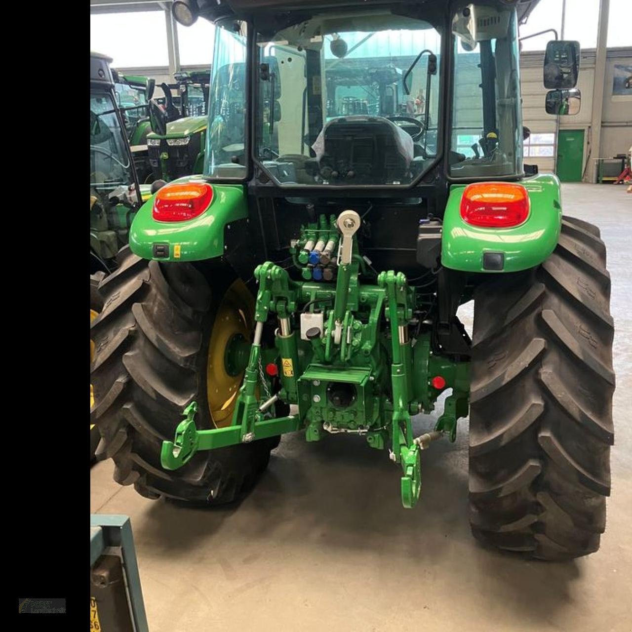Traktor des Typs John Deere 5115M, Neumaschine in Jahnatal (Bild 4)