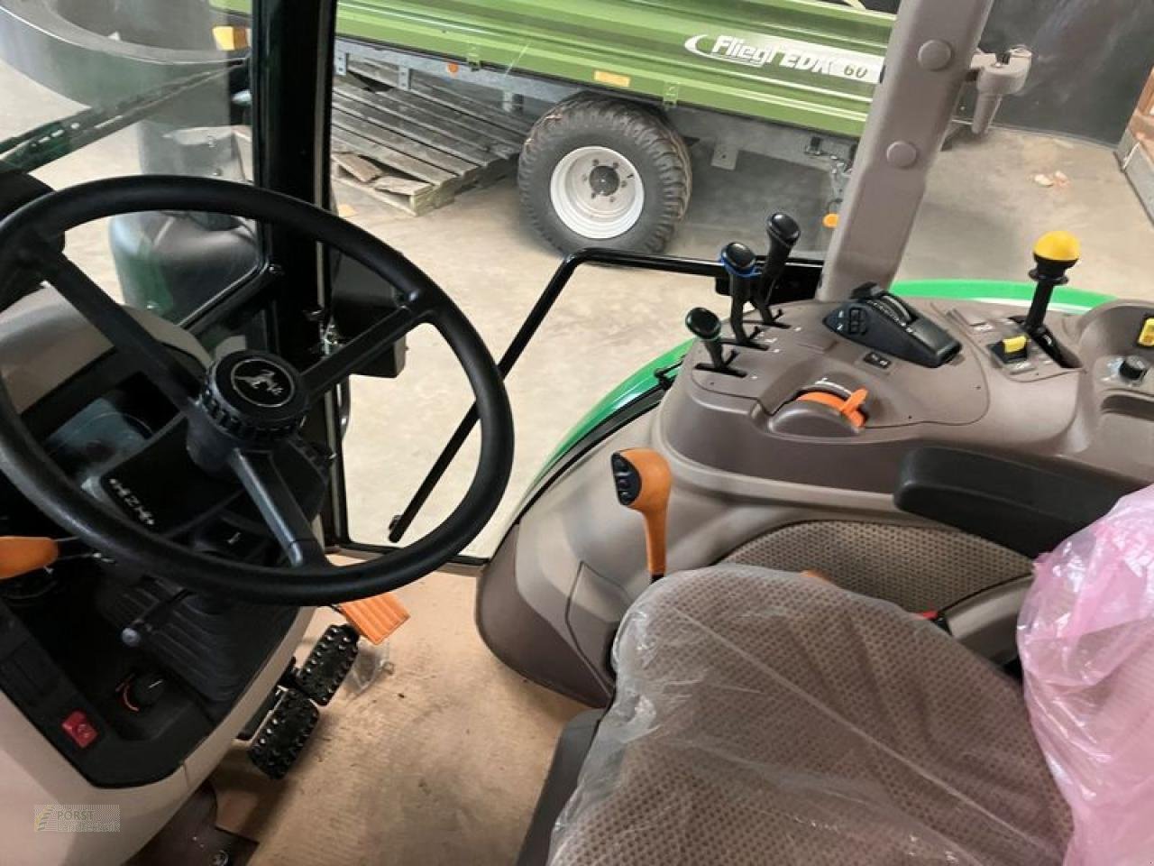 Traktor des Typs John Deere 5115M, Neumaschine in Jahnatal (Bild 8)