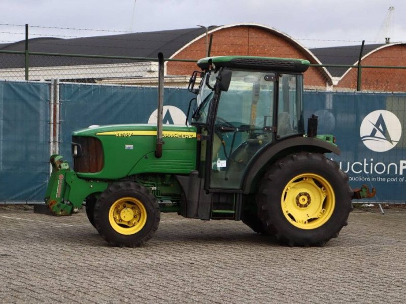 Traktor типа John Deere 5615 V, Gebrauchtmaschine в Antwerpen (Фотография 1)