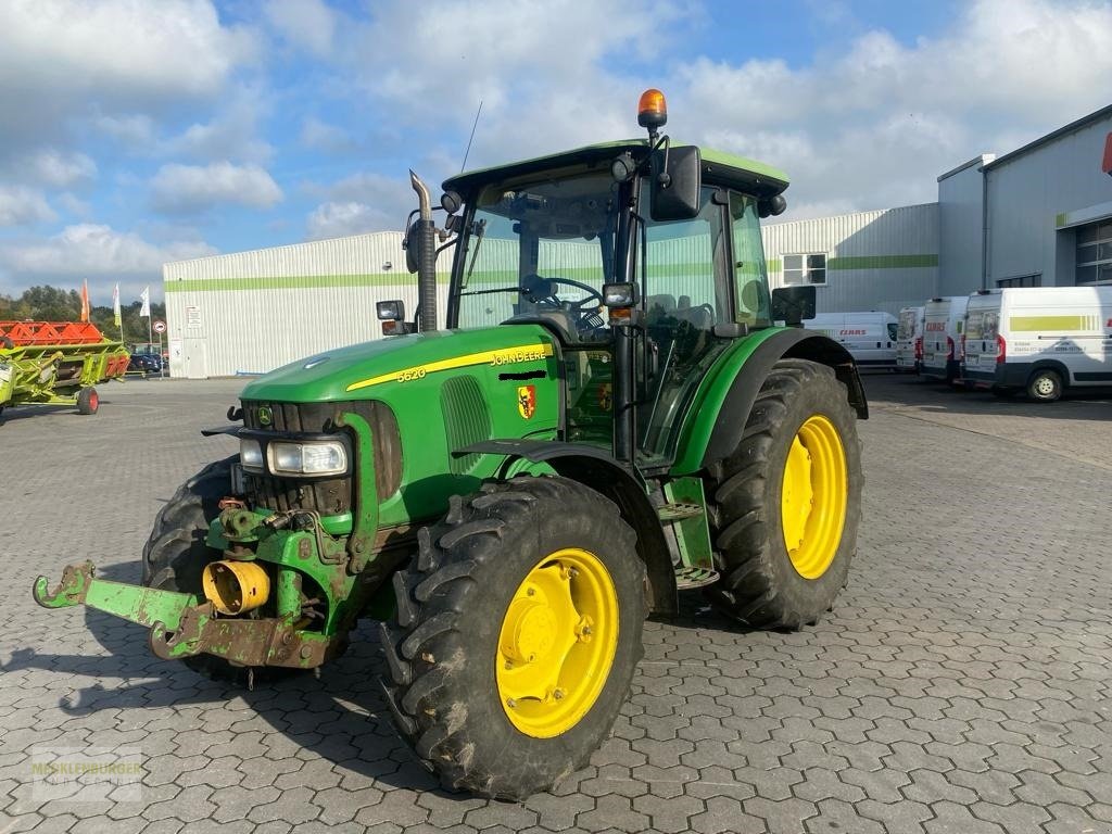 Traktor typu John Deere 5620, Gebrauchtmaschine v Mühlengeez (Obrázek 1)