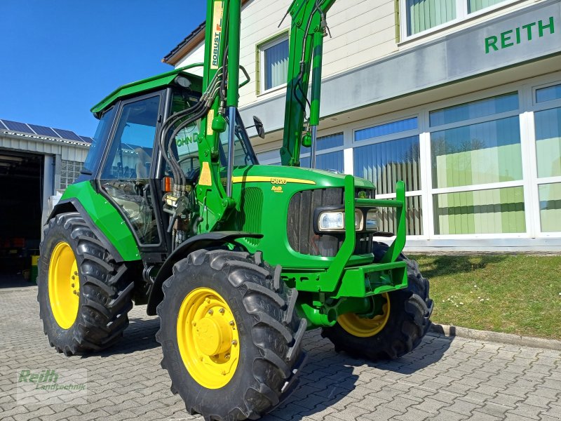 John Deere 5820, Gebrauchtmaschine, Baujahr: 2004, Betriebsstunden: 5830 Stunden (Bild 1) Traktor des Typs John Deere 5820, Gebrauchtmaschine in Wolnzach (Bild 1)
