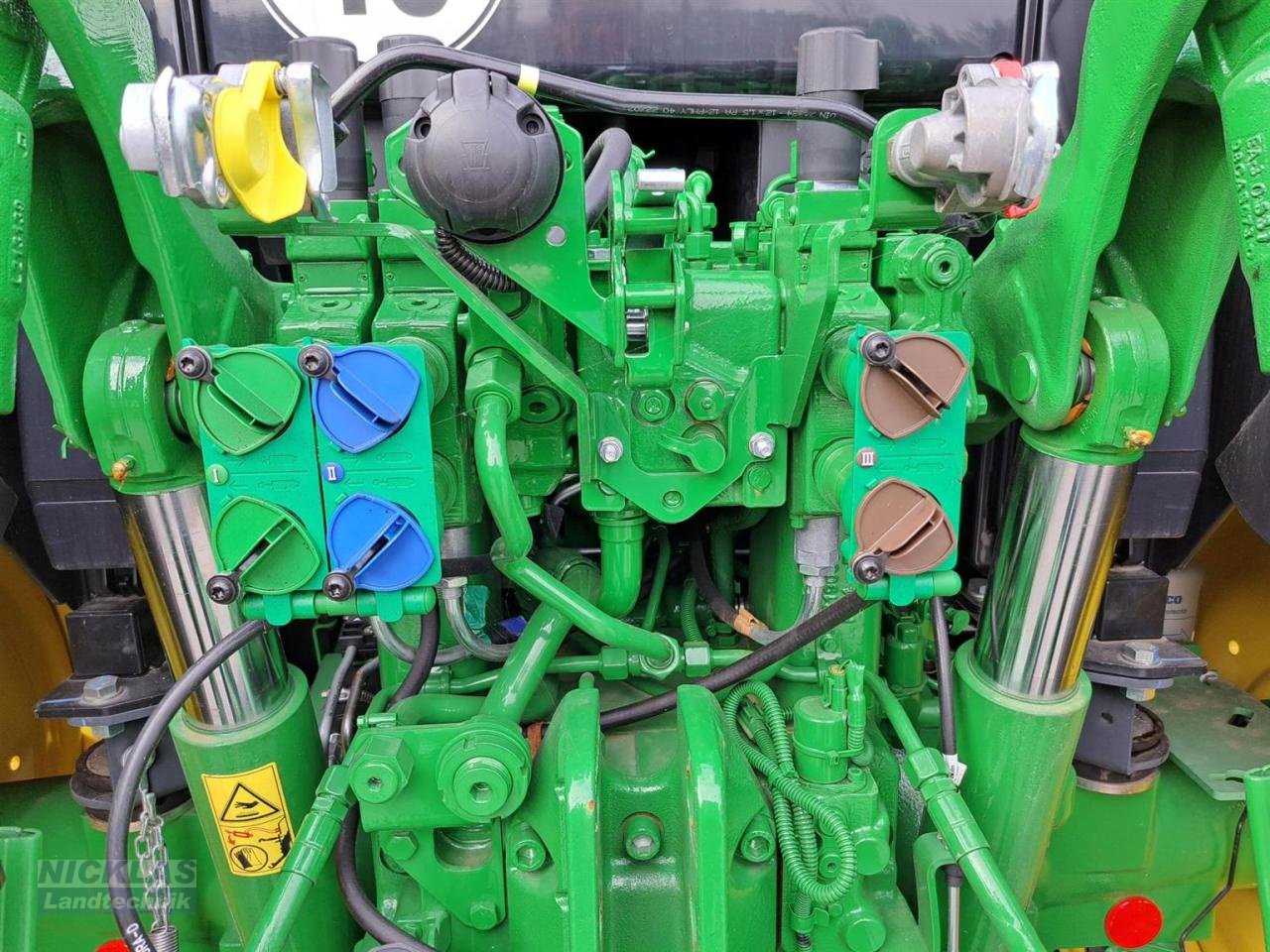Traktor des Typs John Deere 6090M AutoQuad Demo, Neumaschine in Schirradorf (Bild 5)