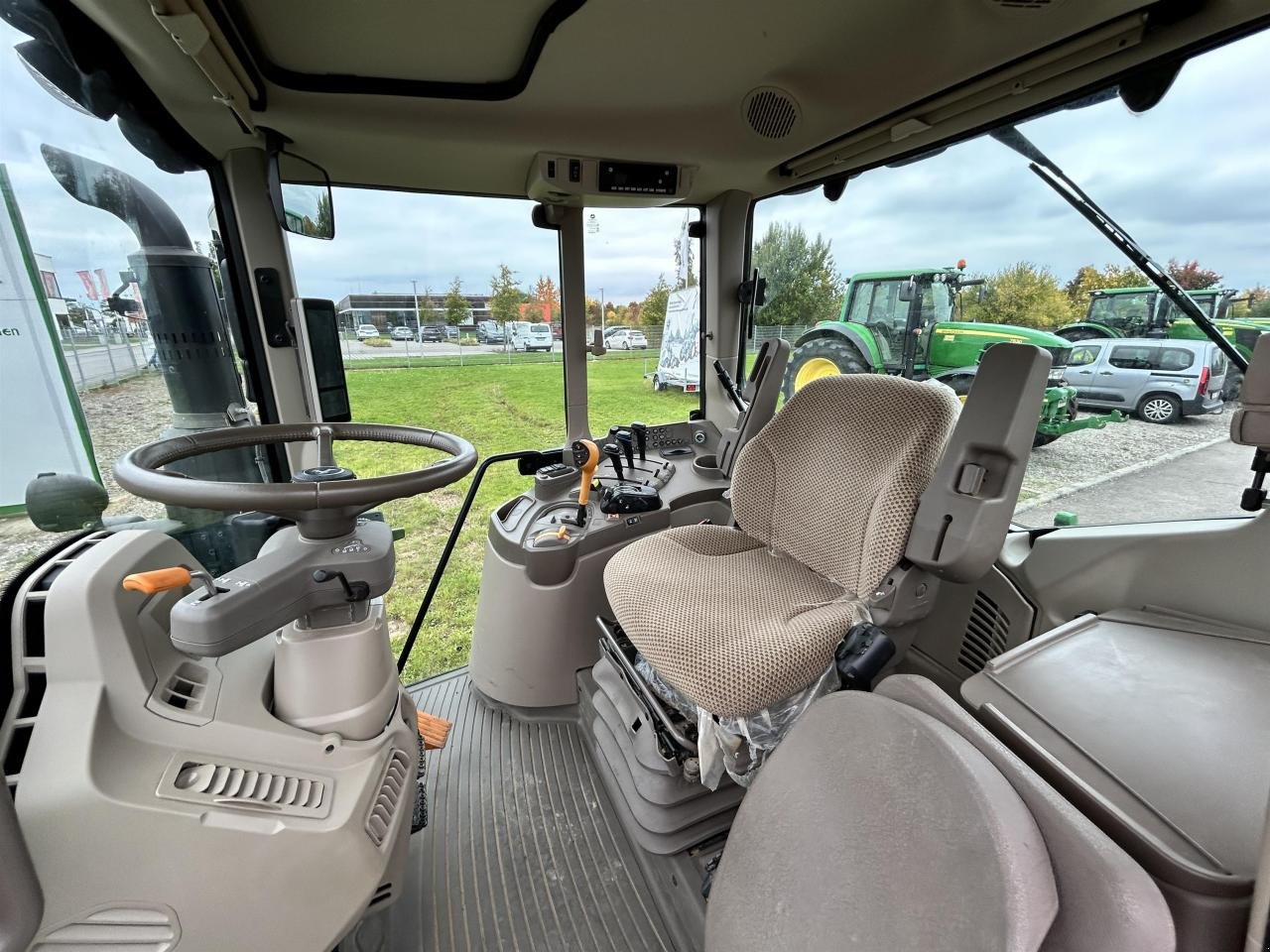 Traktor des Typs John Deere 6090M, Neumaschine in Zweibrücken (Bild 6)