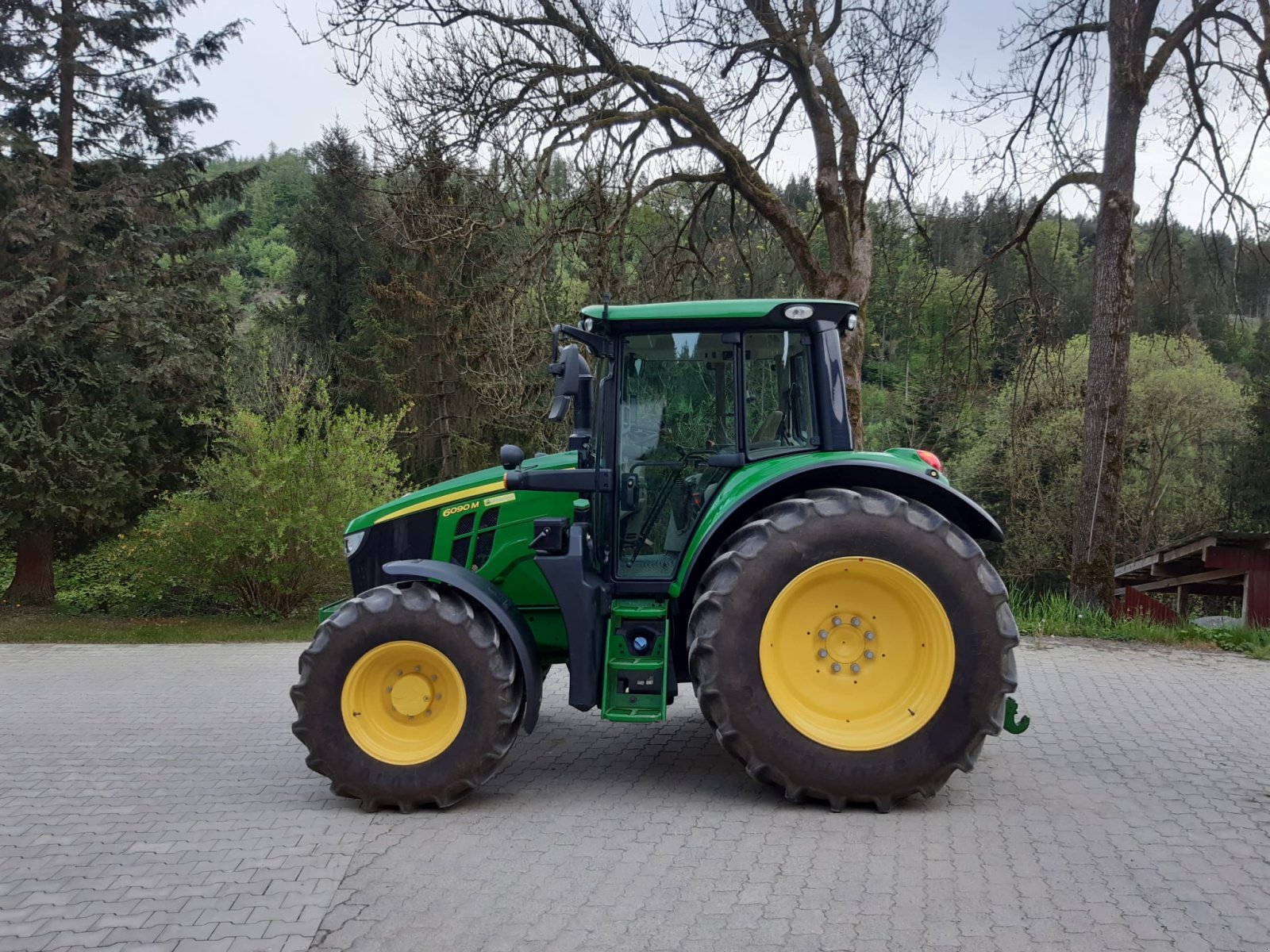 Traktor van het type John Deere 6090M, Gebrauchtmaschine in Wilhelmsthal (Foto 2)