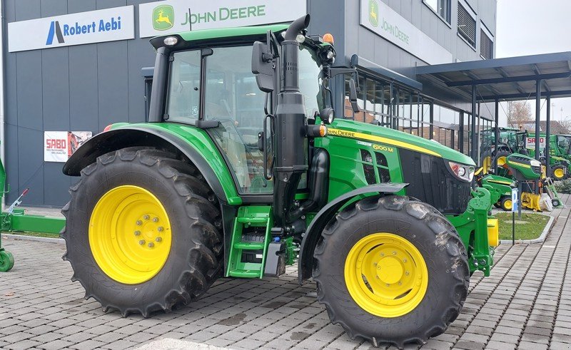 Traktor des Typs John Deere 6100M, Ausstellungsmaschine in Ersingen (Bild 2)