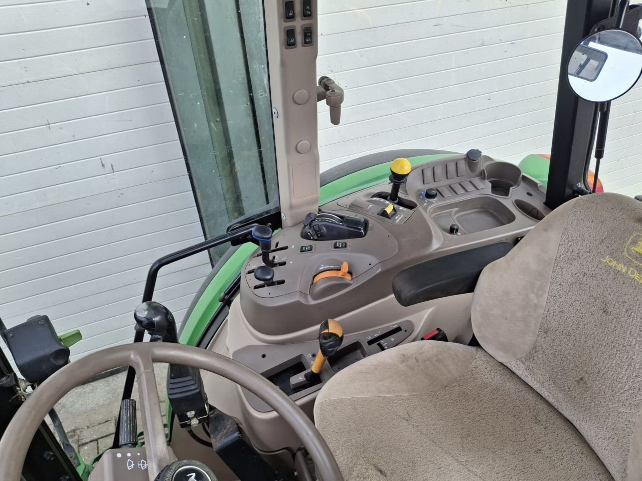 Traktor типа John Deere 6105MC, Gebrauchtmaschine в Witte paarden (Фотография 3)