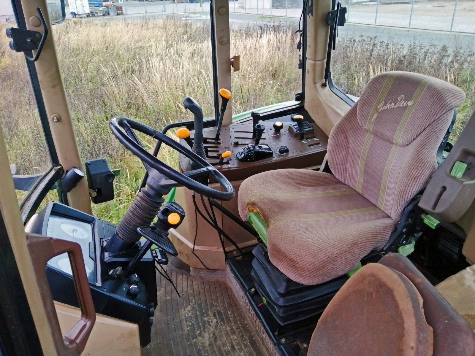 Traktor des Typs John Deere 6110 Frontlader+Druckluft, Gebrauchtmaschine in Mittelsdorf (Bild 4)