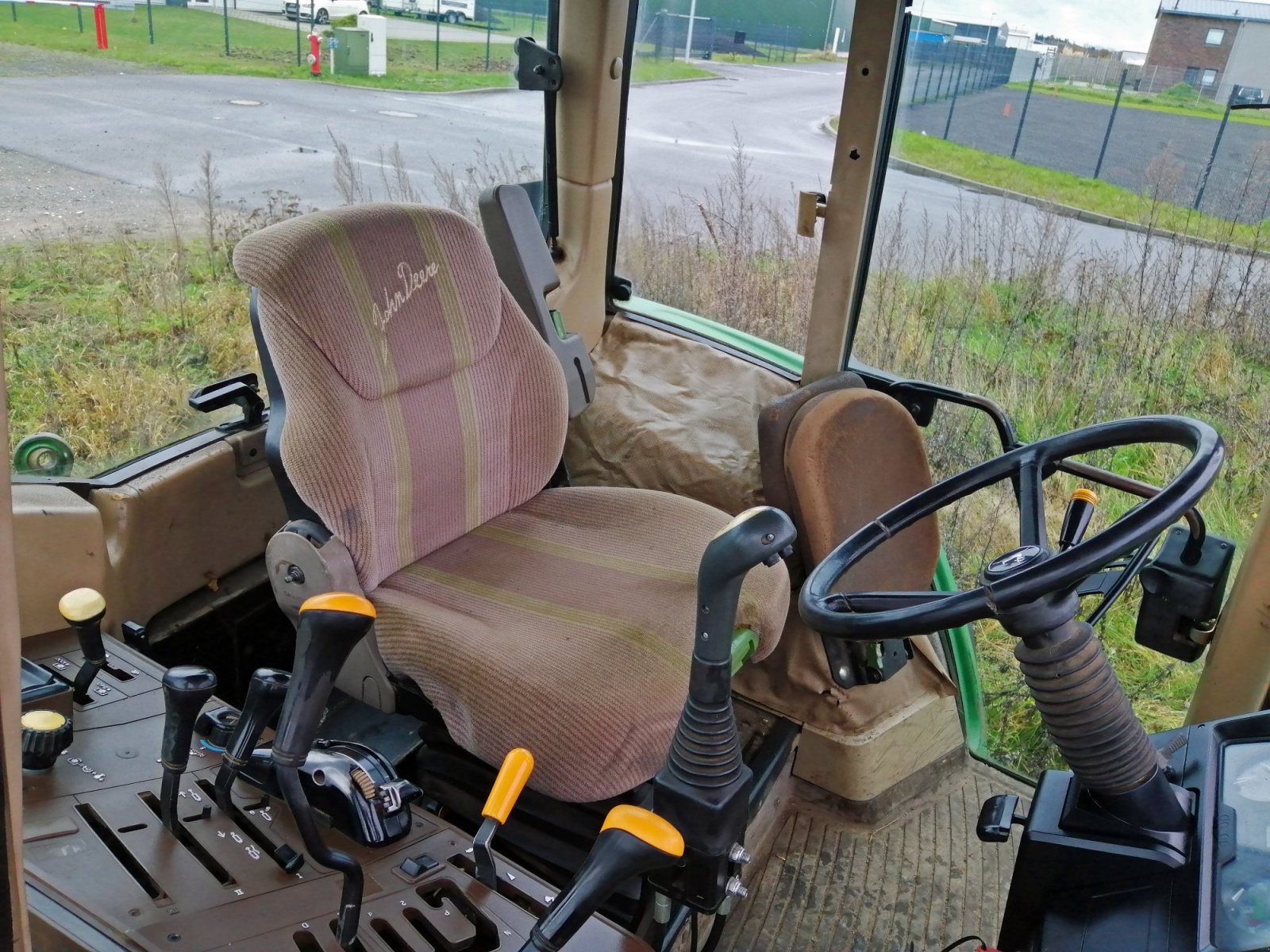 Traktor типа John Deere 6110 Frontlader+Druckluft, Gebrauchtmaschine в Mittelsdorf (Фотография 4)