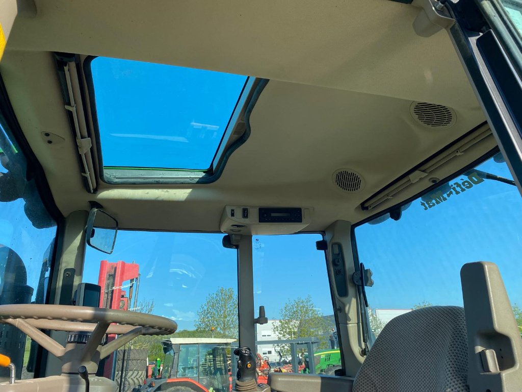 Traktor от тип John Deere 6110 M COMMAND QUAD, Gebrauchtmaschine в SAINT FLOUR (Снимка 7)