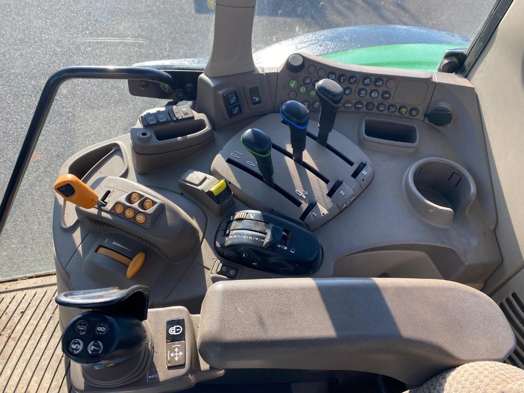 Traktor от тип John Deere 6110 M COMMAND QUAD, Gebrauchtmaschine в SAINT FLOUR (Снимка 11)
