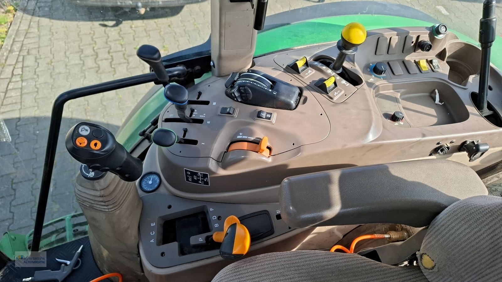 Traktor typu John Deere 6110 MC Powerquad-Plus 24/24 Getriebe, Gebrauchtmaschine v Altenberge (Obrázek 7)