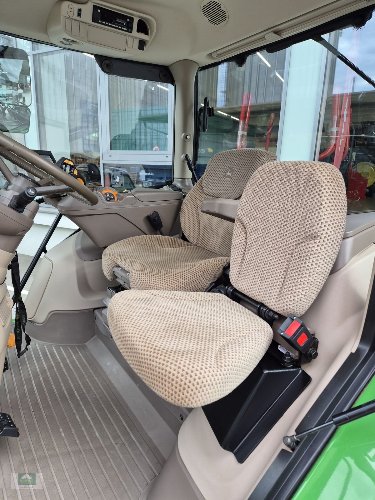 Traktor типа John Deere 6110, Gebrauchtmaschine в Klagenfurt (Фотография 4)