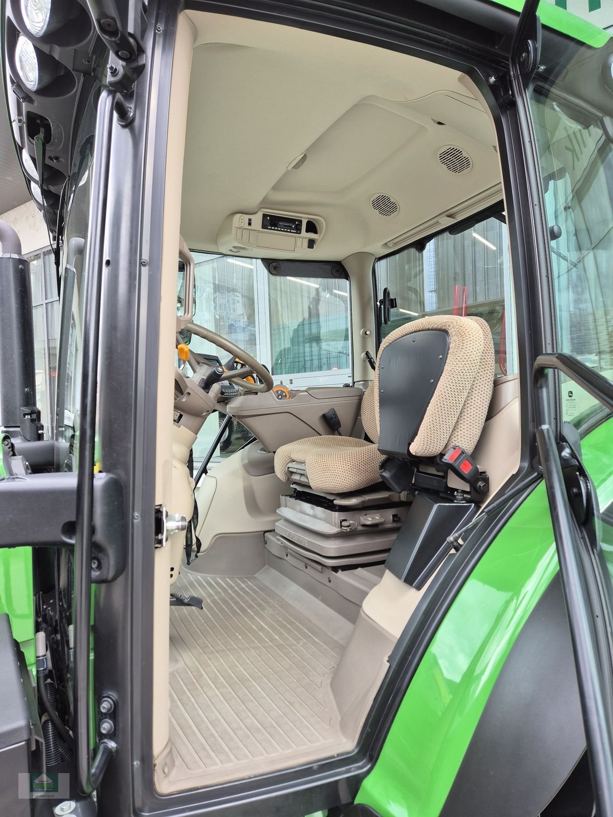 Traktor типа John Deere 6110, Gebrauchtmaschine в Klagenfurt (Фотография 3)