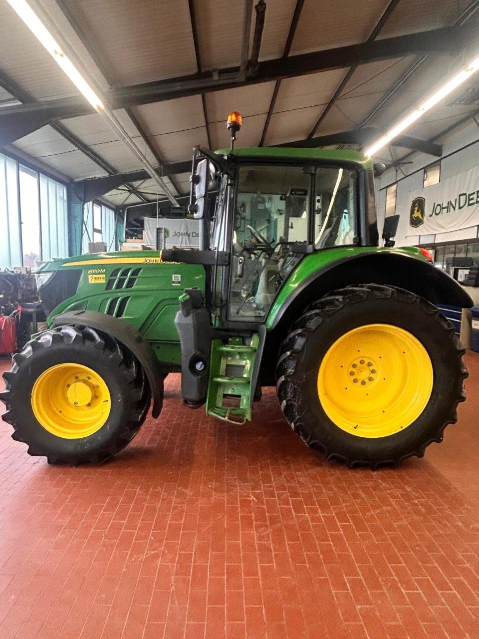 Traktor typu John Deere 6110M Superkriechgang, Gebrauchtmaschine v Niederkirchen (Obrázek 2)