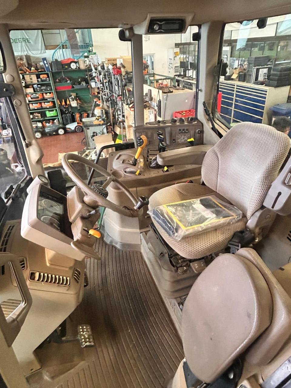 Traktor typu John Deere 6110M Superkriechgang, Gebrauchtmaschine v Niederkirchen (Obrázek 5)