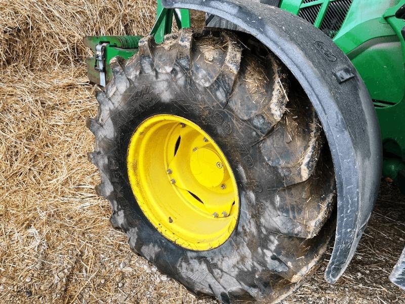 Traktor от тип John Deere 6110M, Gebrauchtmaschine в SAINT-GERMAIN DU PUY (Снимка 5)