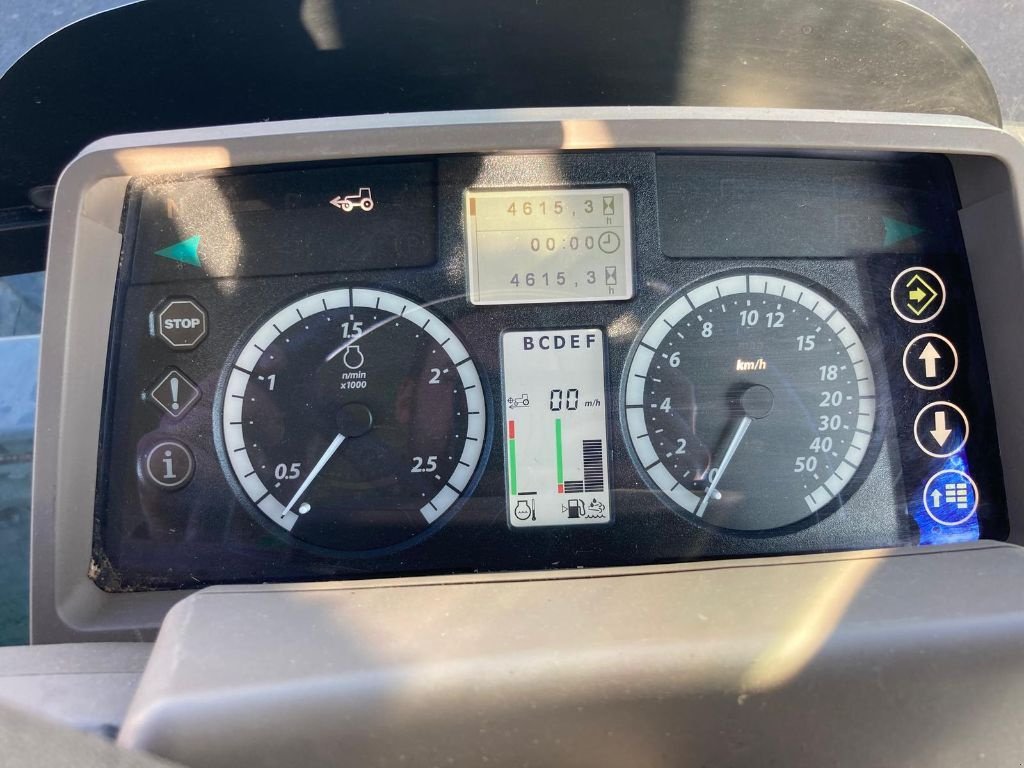 Traktor van het type John Deere 6110M, Gebrauchtmaschine in BRECEY (Foto 3)