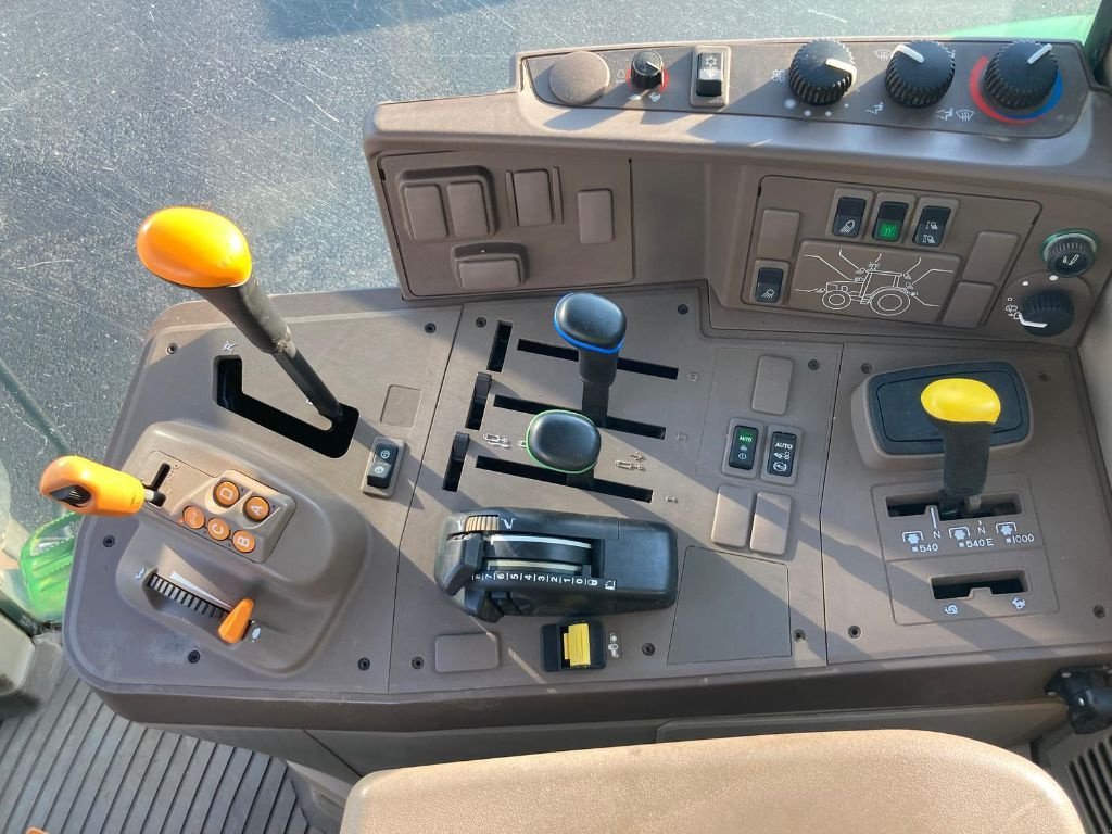 Traktor van het type John Deere 6110M, Gebrauchtmaschine in BRECEY (Foto 4)