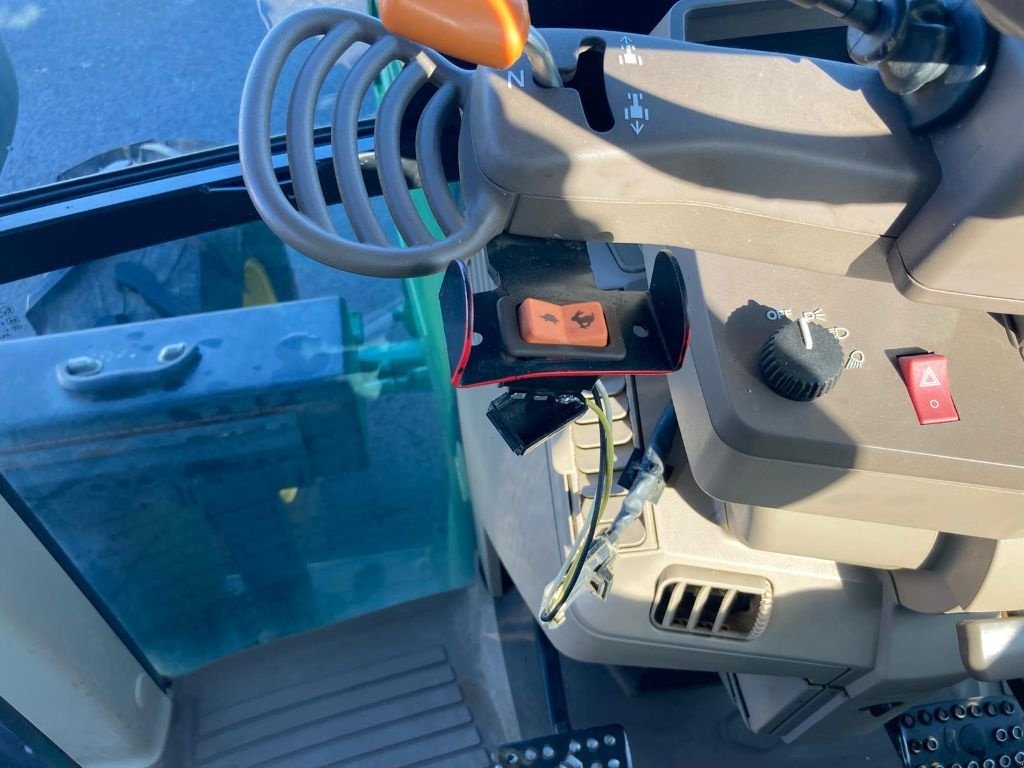 Traktor van het type John Deere 6110M, Gebrauchtmaschine in BRECEY (Foto 7)