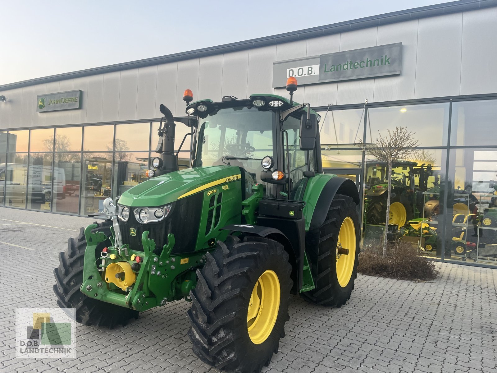 Traktor des Typs John Deere 6110M, Gebrauchtmaschine in Regensburg (Bild 1)