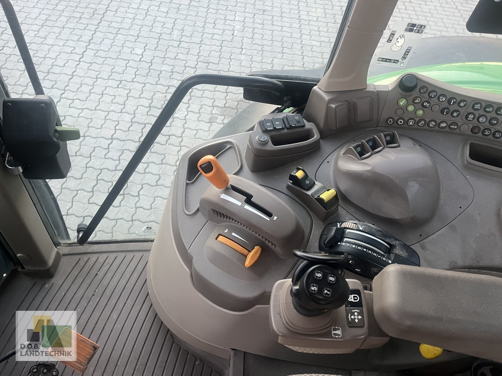 Traktor des Typs John Deere 6110M, Gebrauchtmaschine in Regensburg (Bild 10)