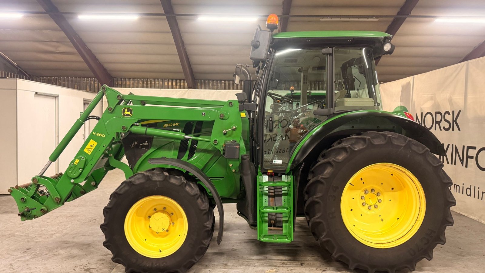 Traktor des Typs John Deere 6110MC, Gebrauchtmaschine in Ølen (Bild 2)