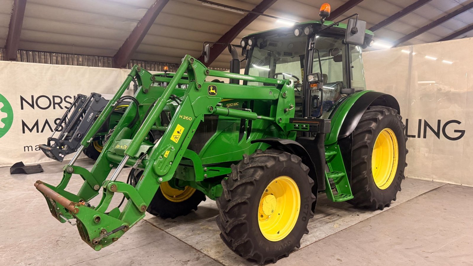Traktor des Typs John Deere 6110MC, Gebrauchtmaschine in Ølen (Bild 1)