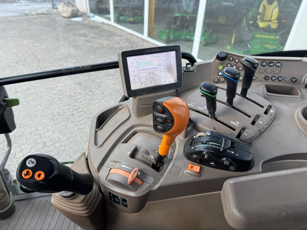 Traktor tipa John Deere 6115R MED FRONTLÆSSER, Gebrauchtmaschine u Trige (Slika 29)