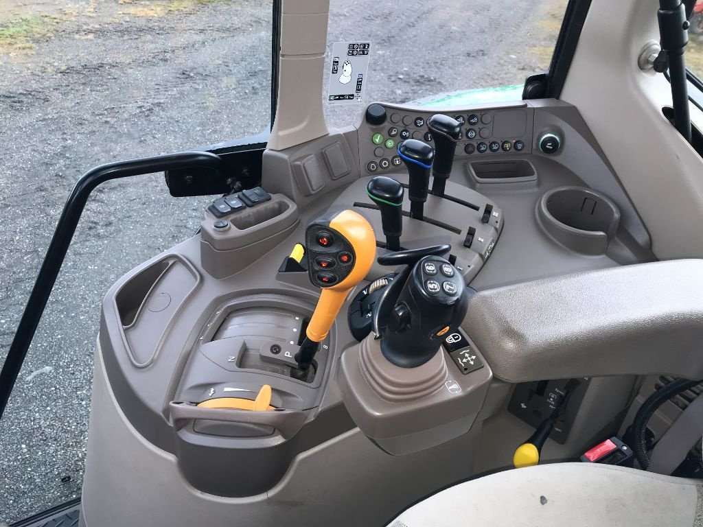 Traktor типа John Deere 6120 M AUTOQUAD, Gebrauchtmaschine в UZERCHE (Фотография 11)