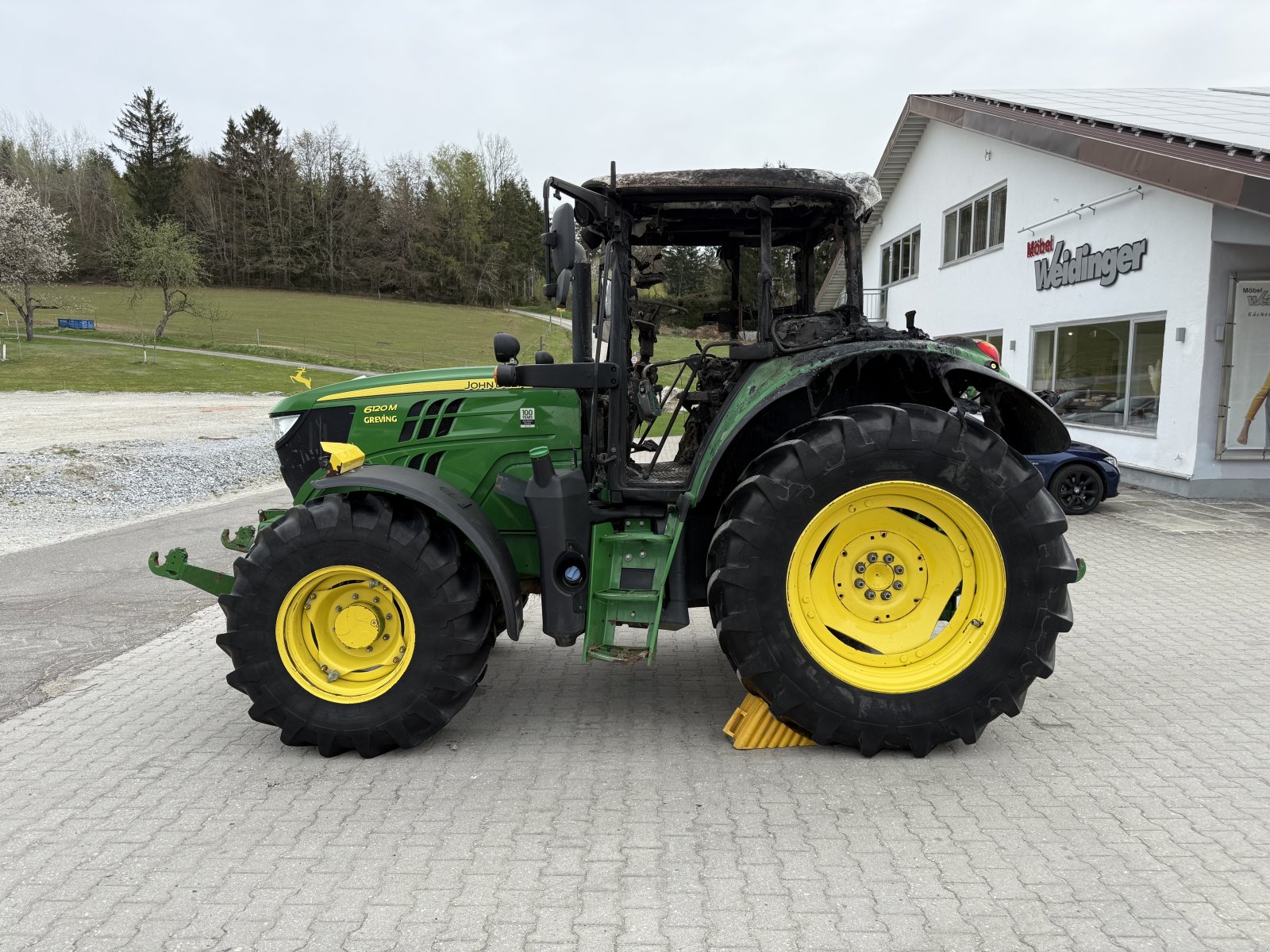 Traktor des Typs John Deere 6120 M Brandschaden, Gebrauchtmaschine in Neureichenau (Bild 2)