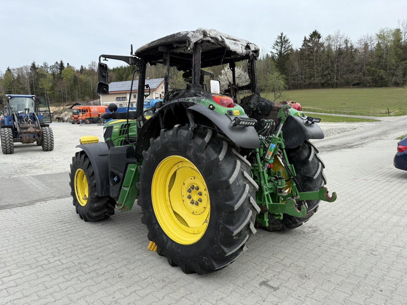 Traktor des Typs John Deere 6120 M Brandschaden, Gebrauchtmaschine in Neureichenau (Bild 3)