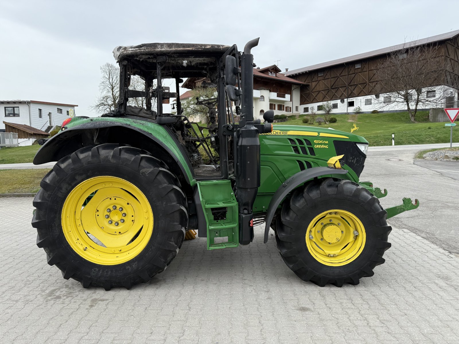 Traktor des Typs John Deere 6120 M Brandschaden, Gebrauchtmaschine in Neureichenau (Bild 7)