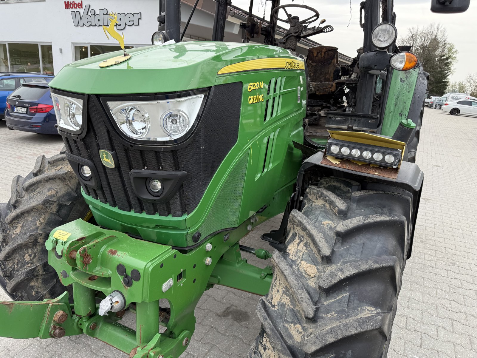 Traktor des Typs John Deere 6120 M Brandschaden, Gebrauchtmaschine in Neureichenau (Bild 10)