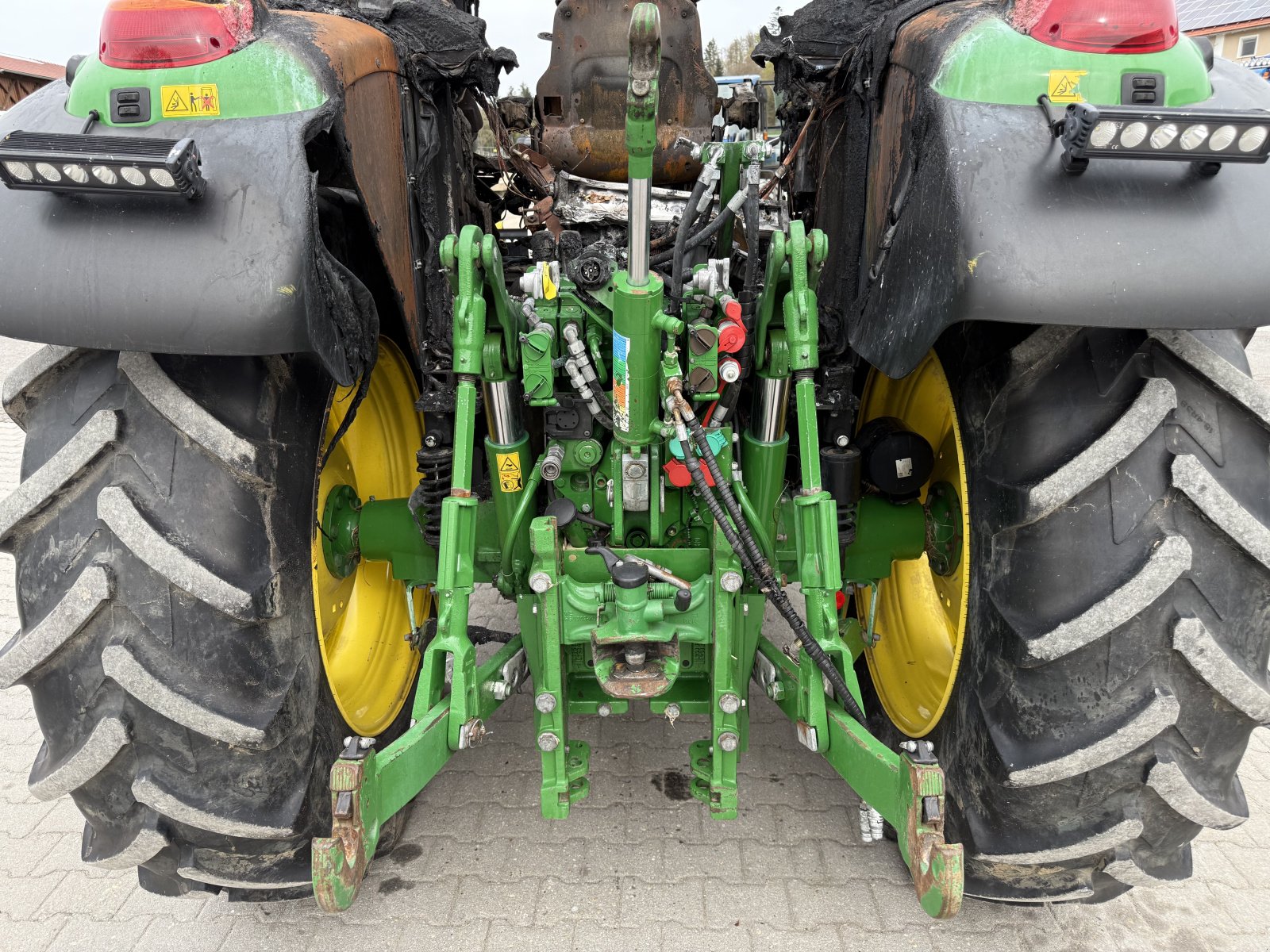 Traktor des Typs John Deere 6120 M Brandschaden, Gebrauchtmaschine in Neureichenau (Bild 12)