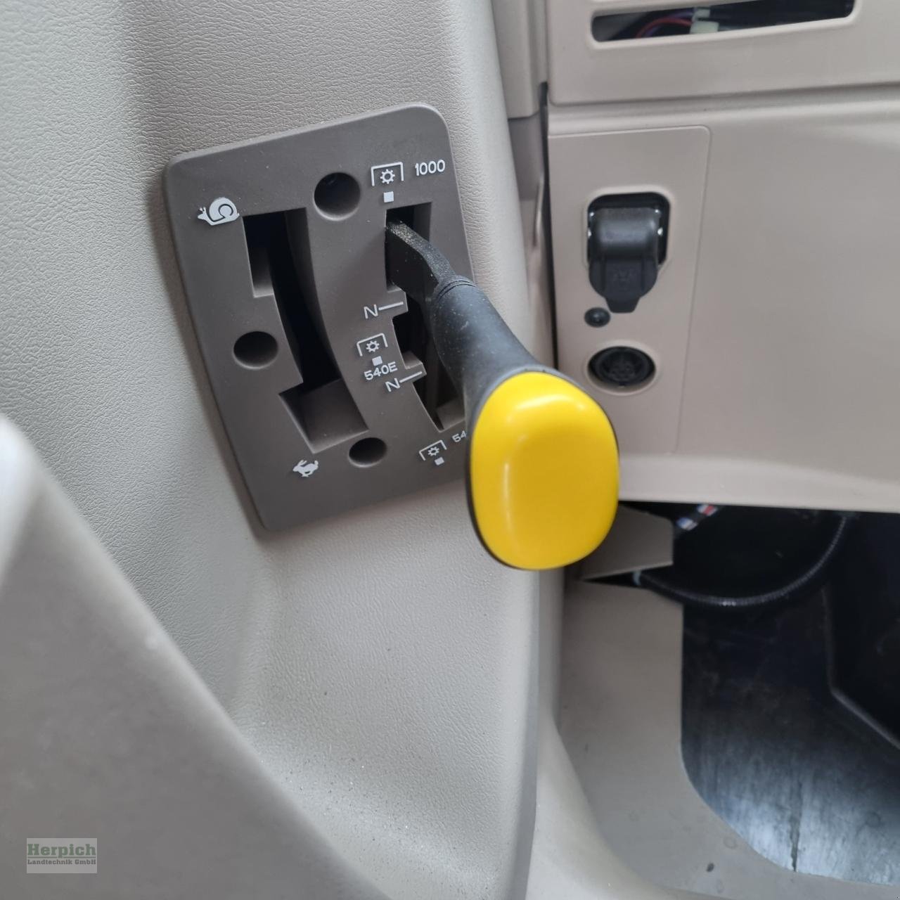 Traktor от тип John Deere 6120 M, Vorführmaschine в Drebach (Снимка 13)