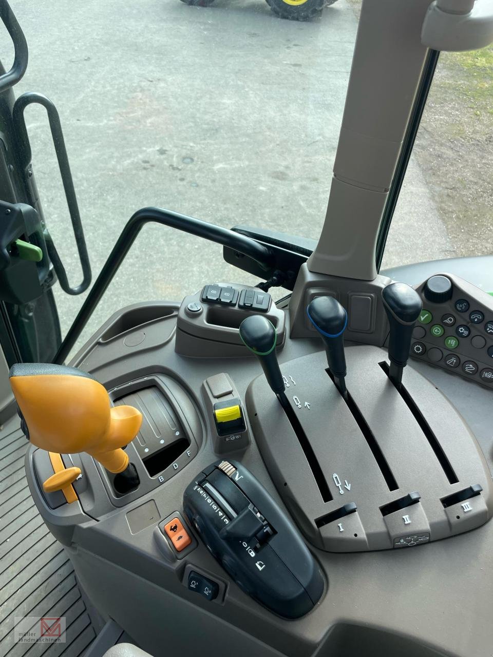 Traktor des Typs John Deere 6120 M, Neumaschine in Bonndorf (Bild 3)