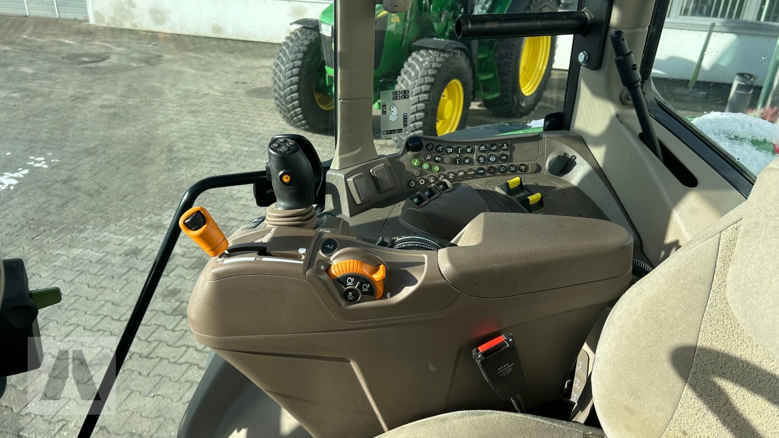 Traktor от тип John Deere 6120M 6120 M mit Frontlader, Gebrauchtmaschine в Regensburg (Снимка 19)