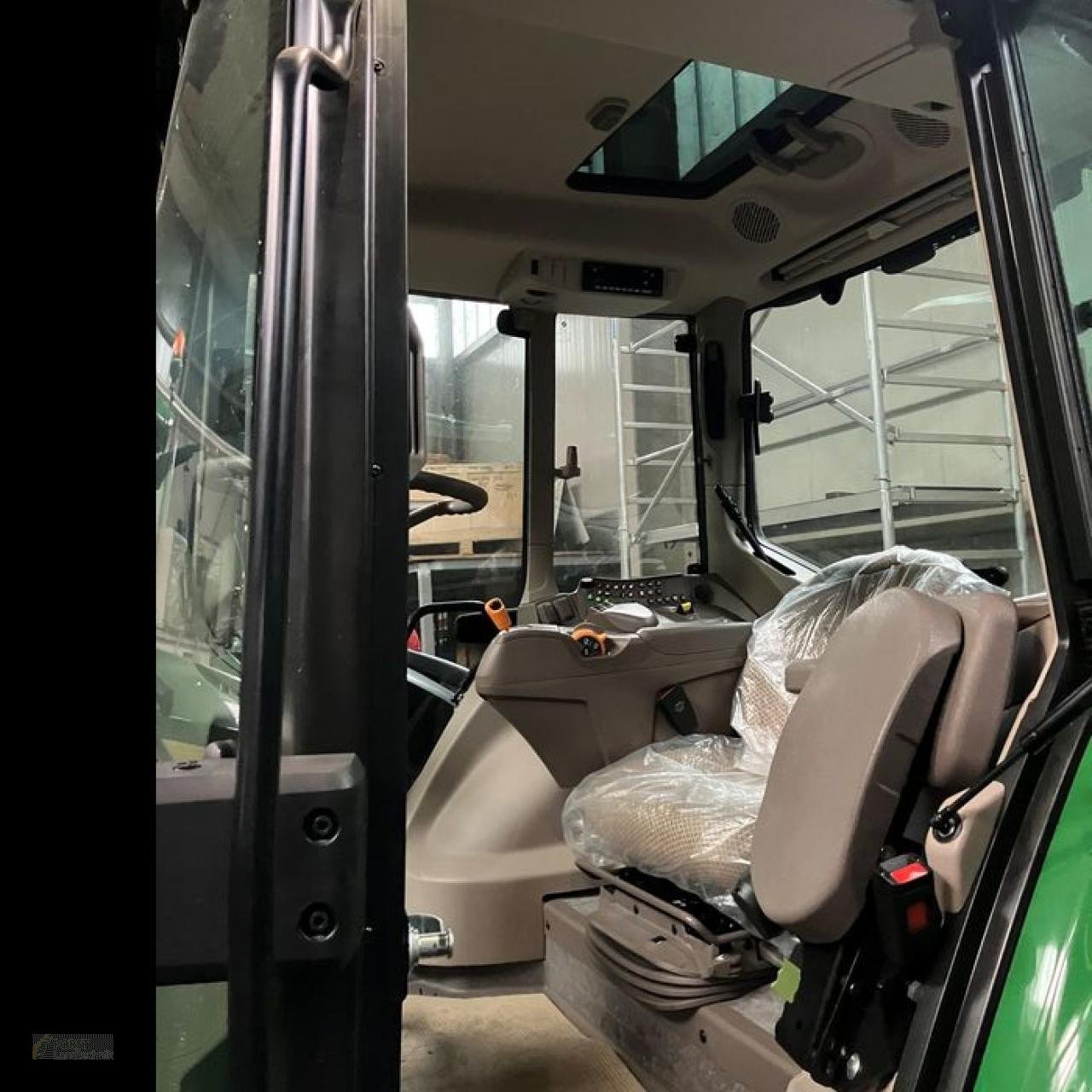 Traktor of the type John Deere 6120M AUTOPOWR 40, Neumaschine in Jahnatal (Picture 4)