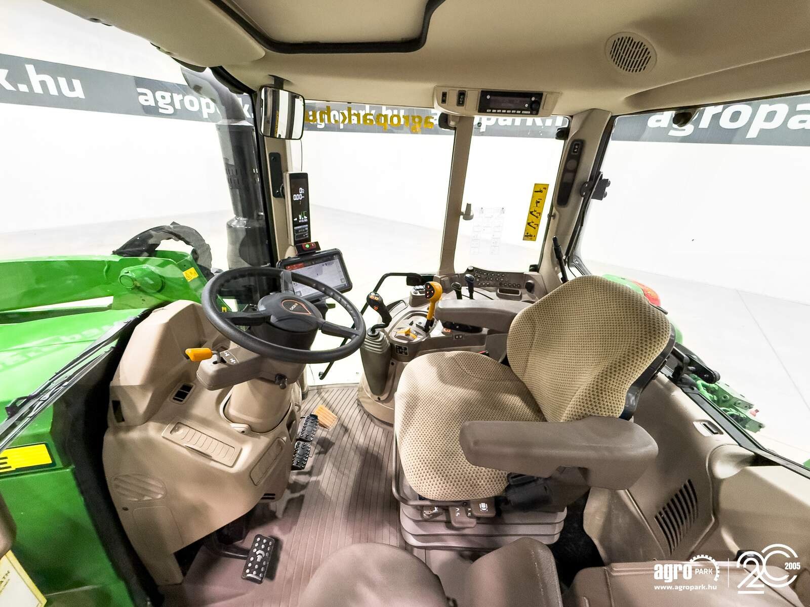 Traktor of the type John Deere 6120M, Gebrauchtmaschine in Csengele (Picture 8)