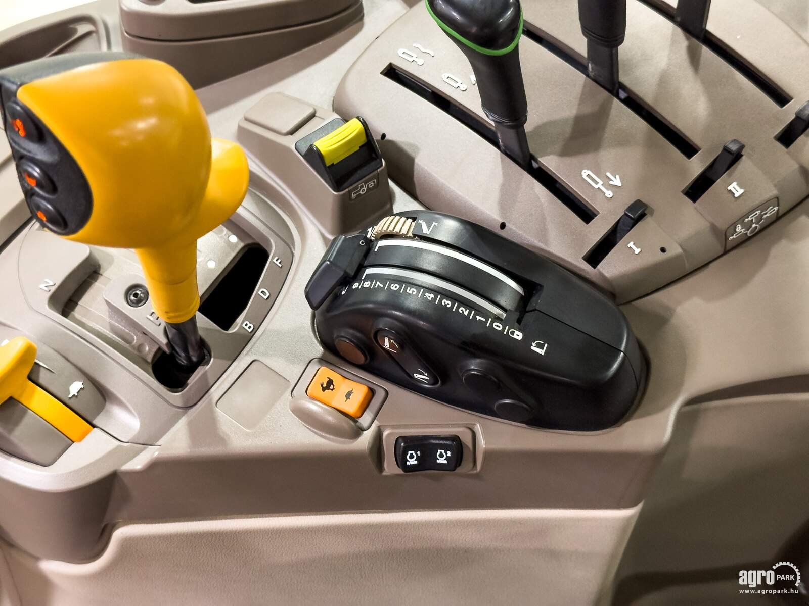 Traktor tip John Deere 6120M, Gebrauchtmaschine in Csengele (Poză 16)